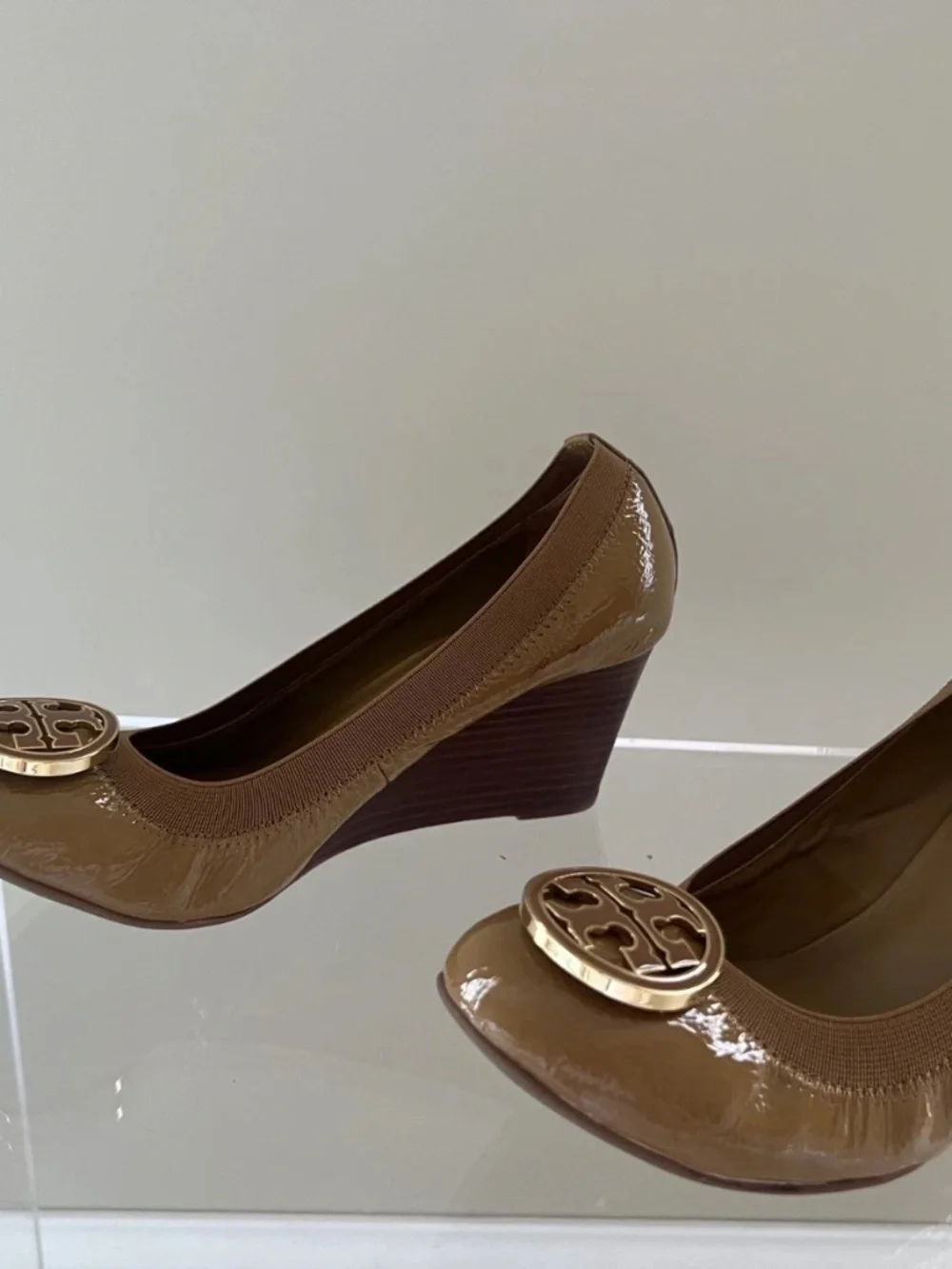 TORY BURCH carolina Wedge Tan womens Size 8.5